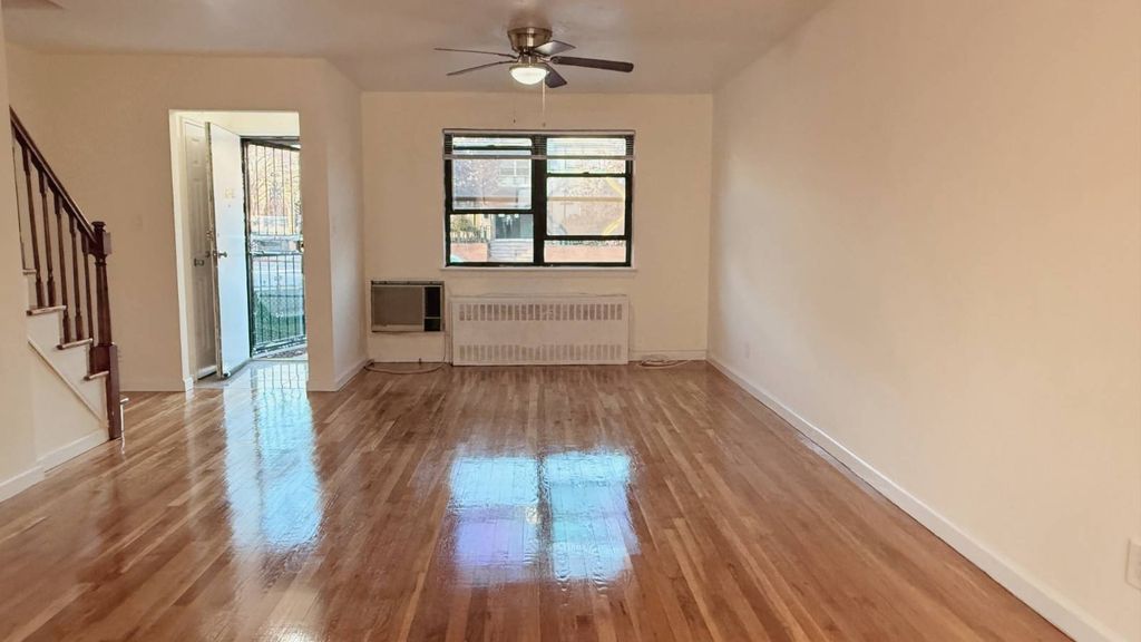 Photo of 16722 Northern Blvd, Flushing, NY 11358 (MLS # 11617328)