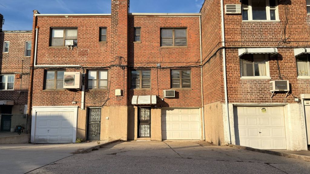 Photo of 16722 Northern Blvd, Flushing, NY 11358 (MLS # 11617328)