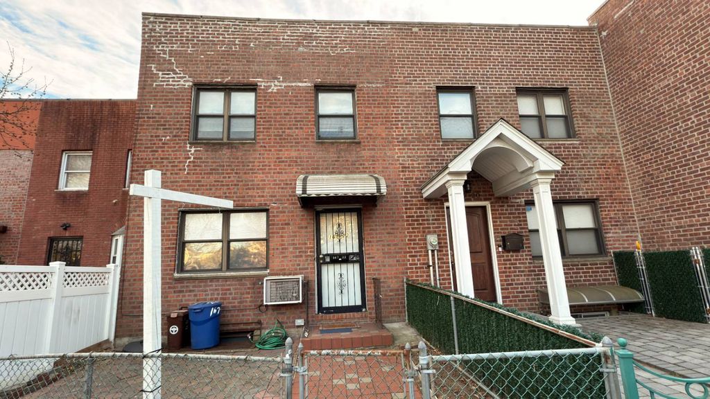 Photo of 16722 Northern Blvd, Flushing, NY 11358 (MLS # 11617328)