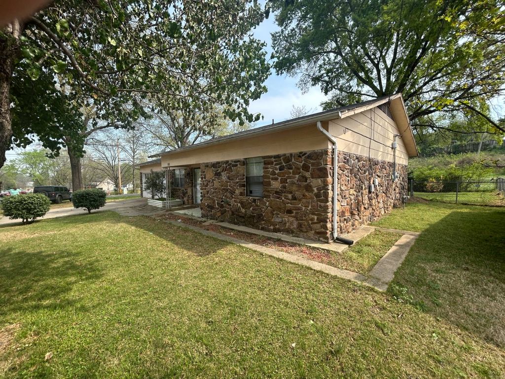 Photo of 801 Sequoyah Way, Russellville, AR 72801 (MLS # 11683961)