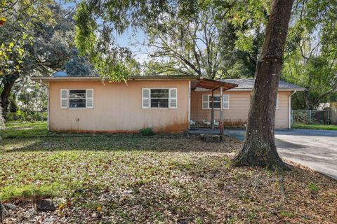 Photo of 1103 W Terrace Dr, Plant City, FL 33563 (MLS # 11640369)