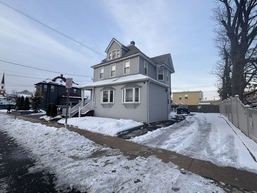 Photo of 27 W Lincoln Ave, Valley Stream, NY 11580 (MLS # 11619338)