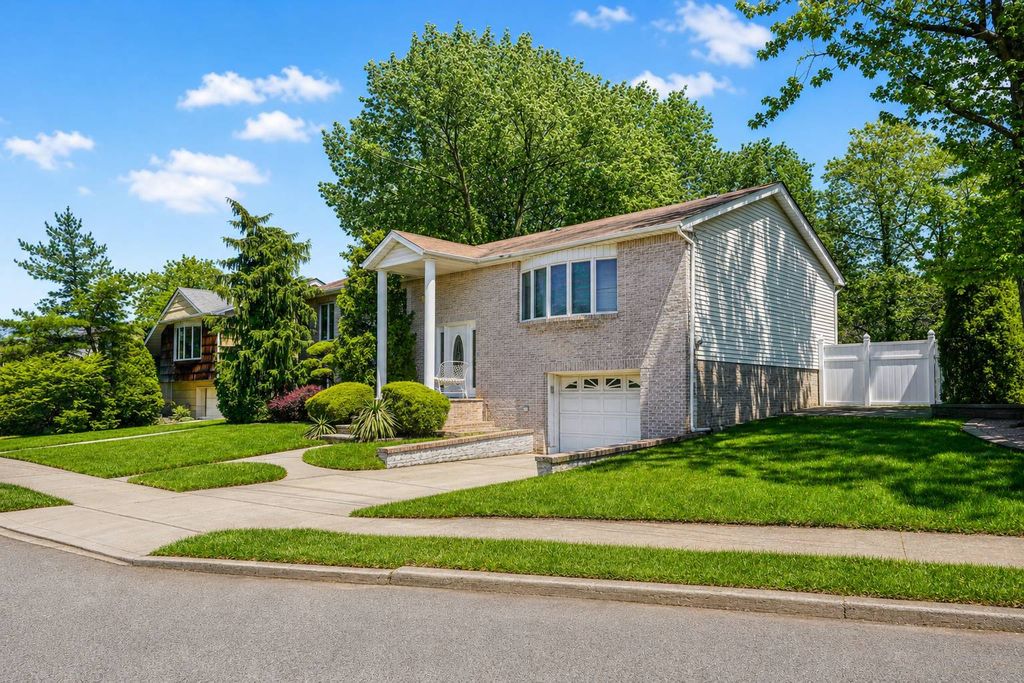 Photo of 29 South Drum Street, Staten Island, NY 10309 (MLS # 11740631)