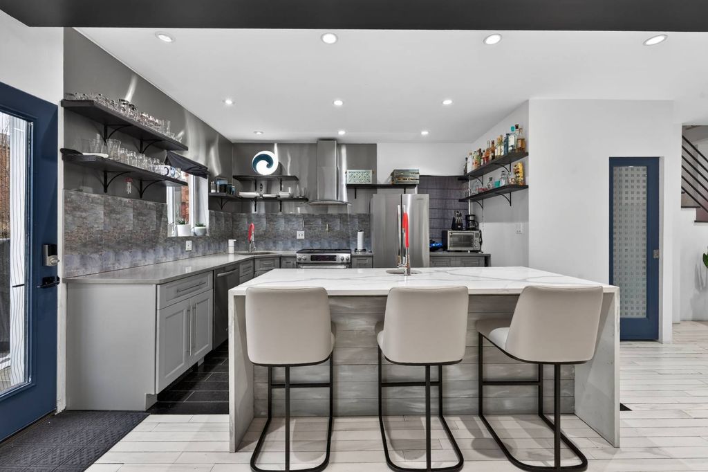 Photo of 2033 Hering Avenue, New York, NY 10461 (MLS # 11678337)