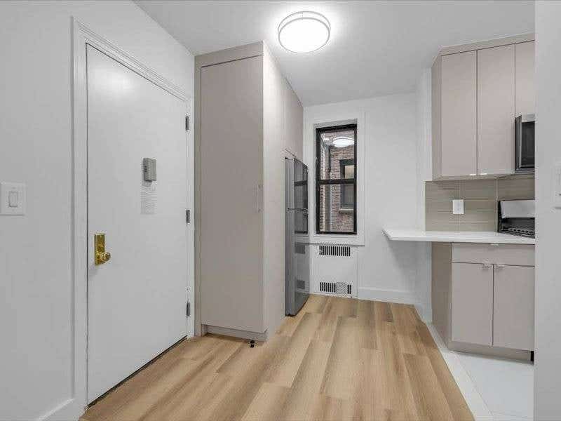 Photo of 300 Ocean Parkway #1P, Brooklyn, NY 11218 (MLS # 11831753)
