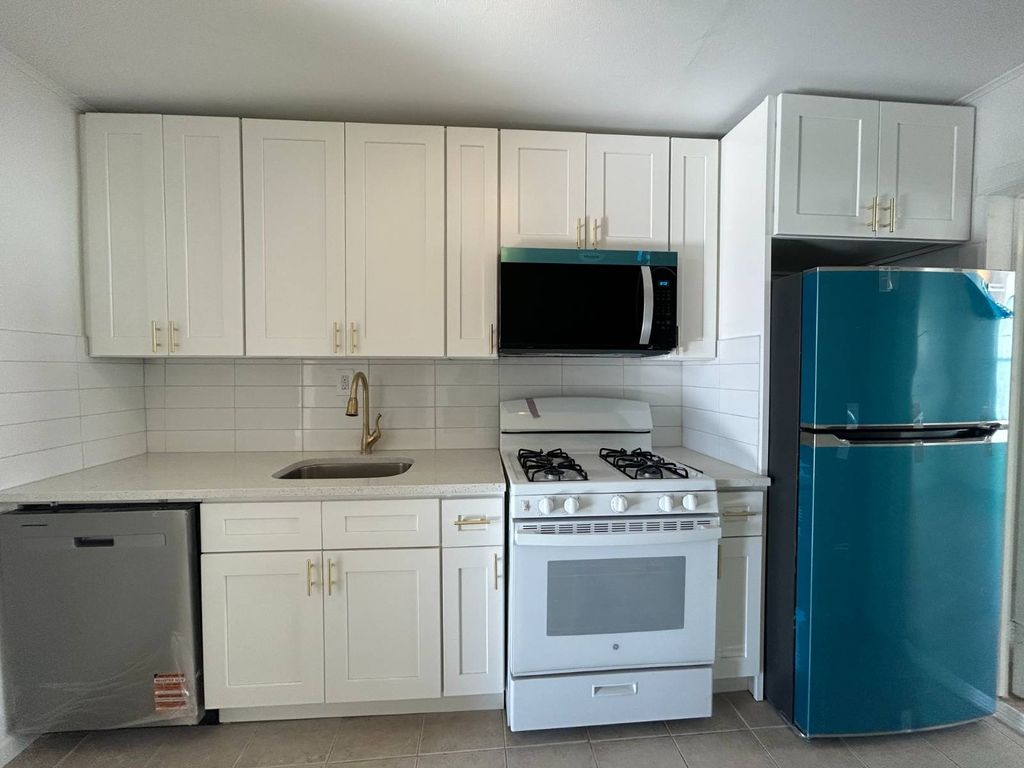 Photo of 681 Rhinelander Ave #2, Bronx, NY 10462 (MLS # 11638830)