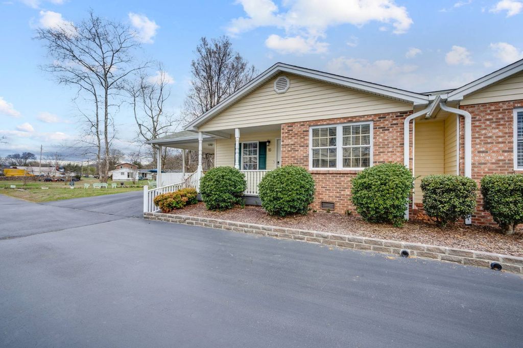 Photo of 703 North Main St #10, Elizabethton, TN 37643 (MLS # 11679069)