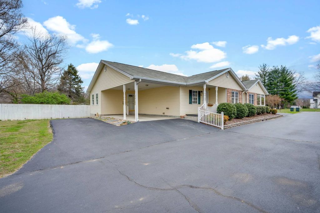 Photo of 703 North Main St #10, Elizabethton, TN 37643 (MLS # 11679069)