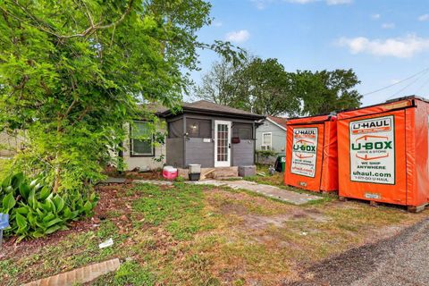 Photo of 511 Orange St, Angleton, TX 77515 (MLS # 11737076)