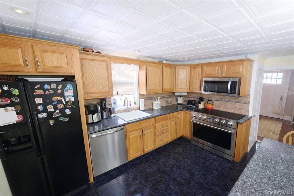 Photo of 2725 Fenton Ave, Bronx, NY 10469 (MLS # 11637611)