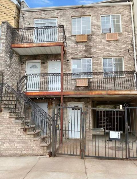 Photo of 1987 Cruger Ave, Bronx, NY 10462 (MLS # 11675793)