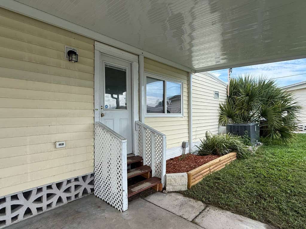 Photo of 31 Flores Dr, Palmetto, FL 34221 (MLS # 11920697)