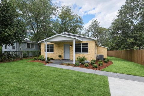 Photo of 1904 E Annona Ave, Tampa, FL 33612 (MLS # 11637456)