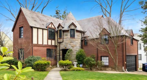 Photo of 12 Longview Pl, Great Neck, NY 11021 (MLS # 11685982)