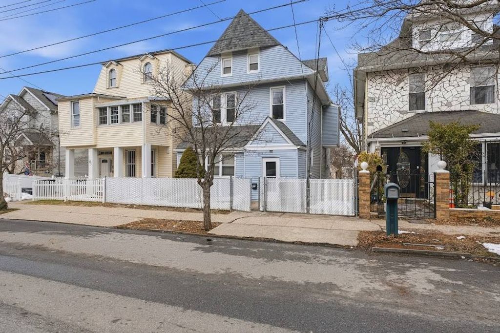 Photo of 57 hendricks Avenue, New York, NY 10301 (MLS # 11666814)