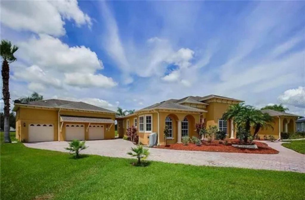 Photo of 2120 Bunker VIEW Ct, Kissimmee, FL 34746 (MLS # 11684168)