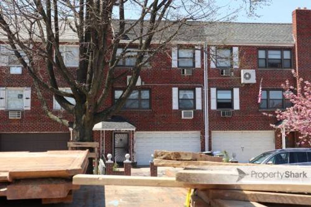 Photo of 2522 Parsons Blvd, Flushing, NY 11354 (MLS # 11621324)