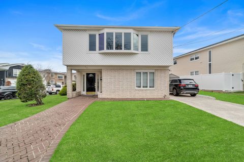 Photo of 77 Levit Ave, Staten Island, NY 10314 (MLS # 11679760)