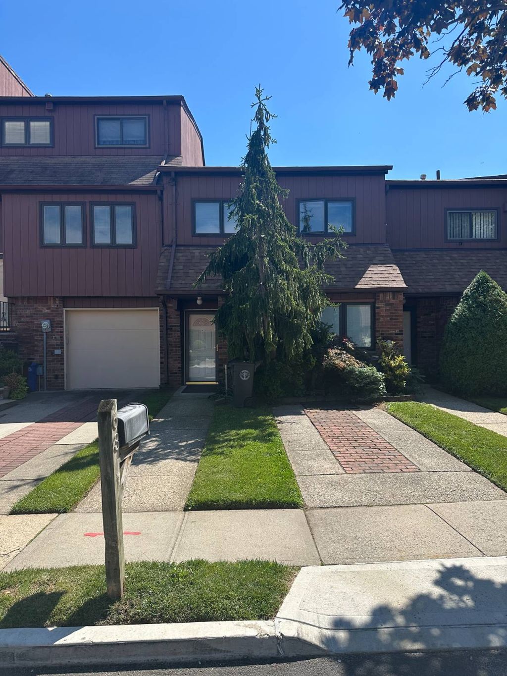 Photo of 63 Gateway Dr, Staten Island, NY 10304 (MLS # 11573035)