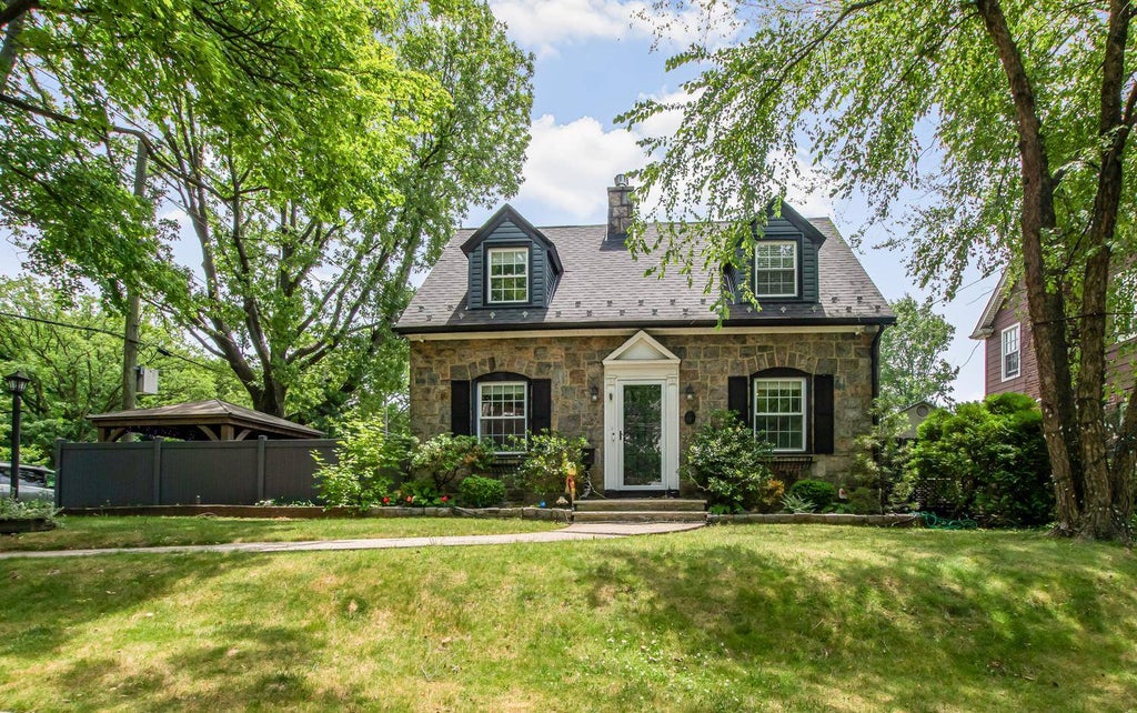 Photo of 4 Knox Pl, Staten Island, NY 10314 (MLS # 11852346)