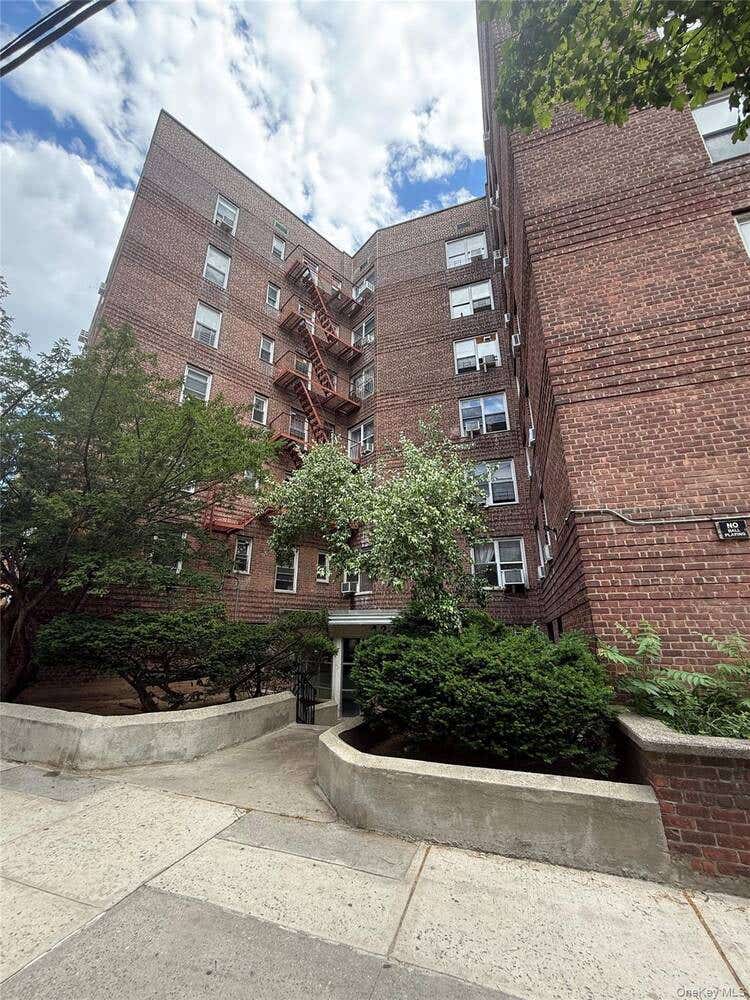 Photo of 4225 80th Street #6F, Elmhurst, NY 11373 (MLS # 11736746)