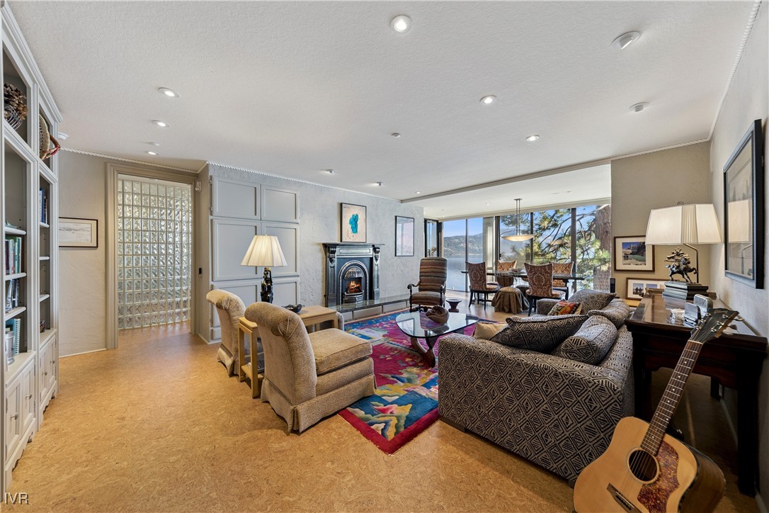 455 Lakeshore Boulevard 2B