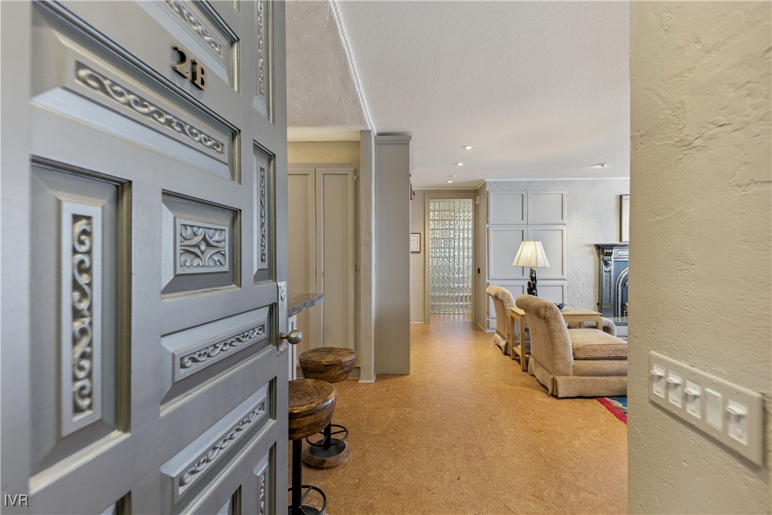 455 Lakeshore Boulevard 2B