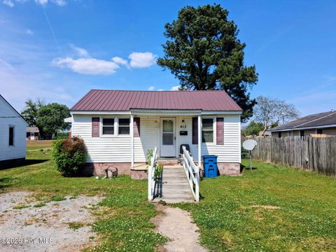 Homes For Sale - 913 E Harnett Street<br/> Dunn, NC 28334