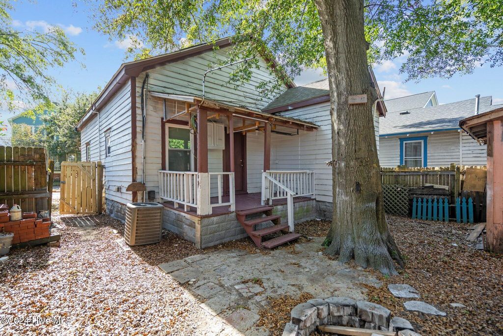 Photo of 317 Queen Street, Wilmington, NC 28401 (MLS # 100489400)
