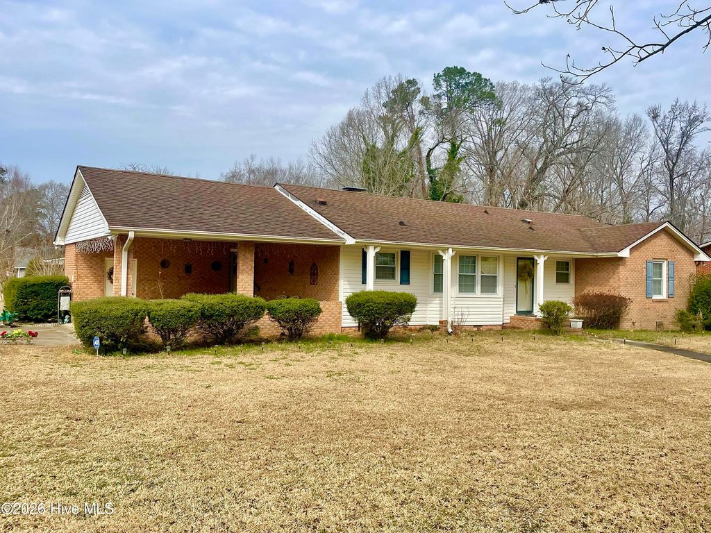 Photo of 201 Pecan Drive, Elizabethtown, NC 28337 (MLS # 100556408)