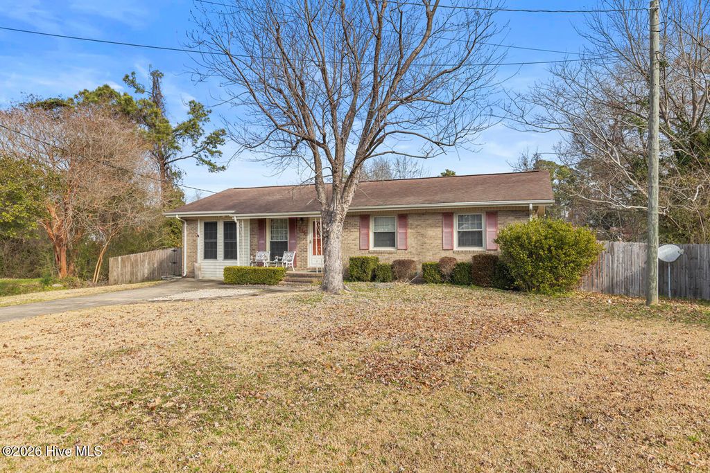 Photo of 111 Yorkshire Drive, Jacksonville, NC 28546 (MLS # 100548988)