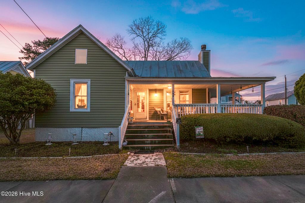 Photo of 402 Hodges Street, Oriental, NC 28571 (MLS # 100558360)