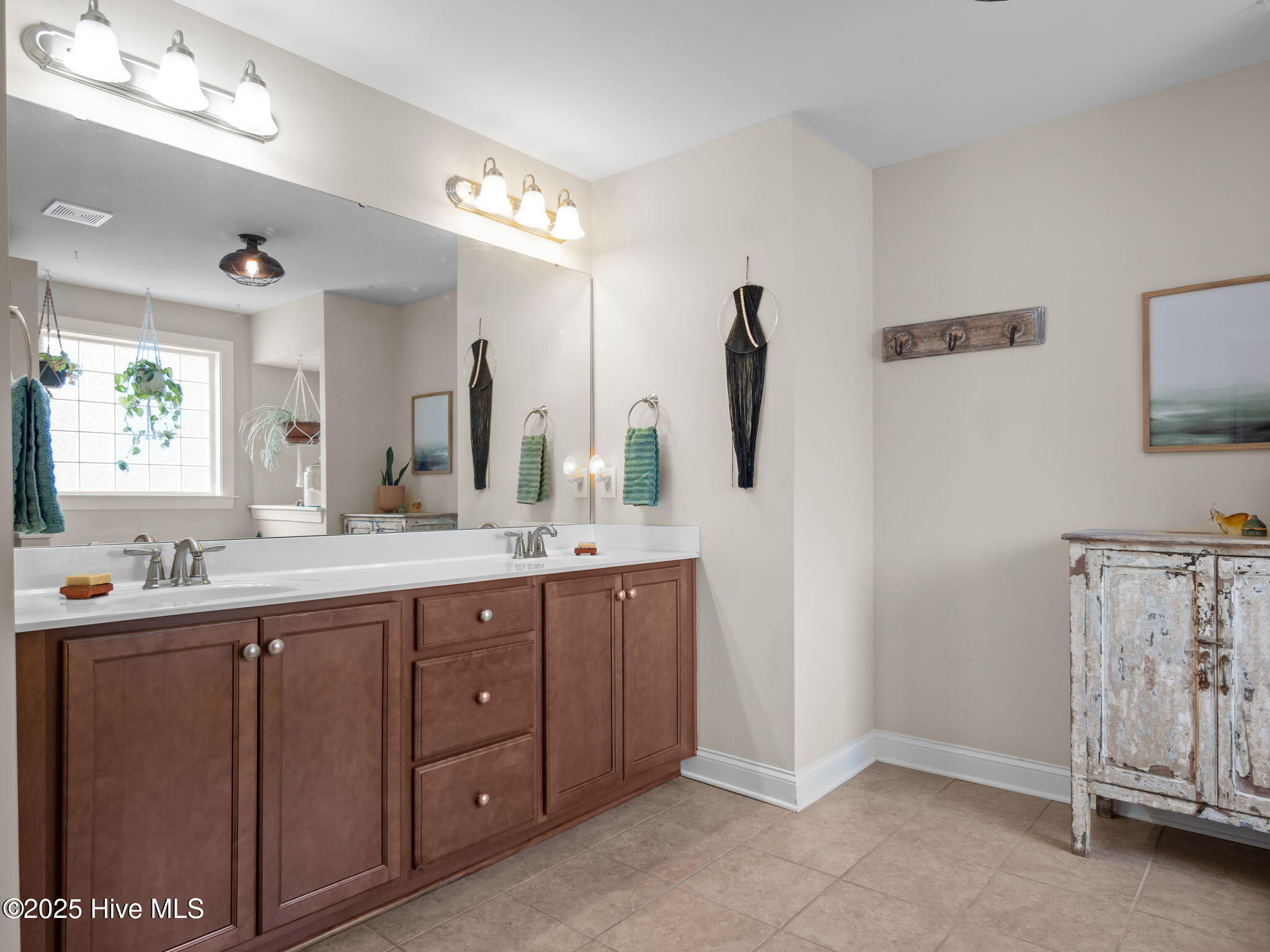 Swansboro, North Carolina 28584, United States, 5 Bedrooms Bedrooms, ,4 BathroomsBathrooms,Residential,Active,256167