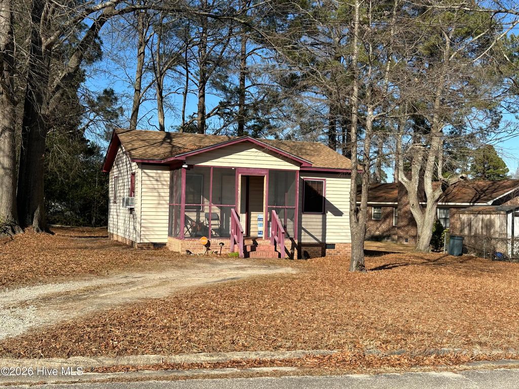 Photo of 402 Roosevelt Street, Laurinburg, NC 28352 (MLS # 100550292)