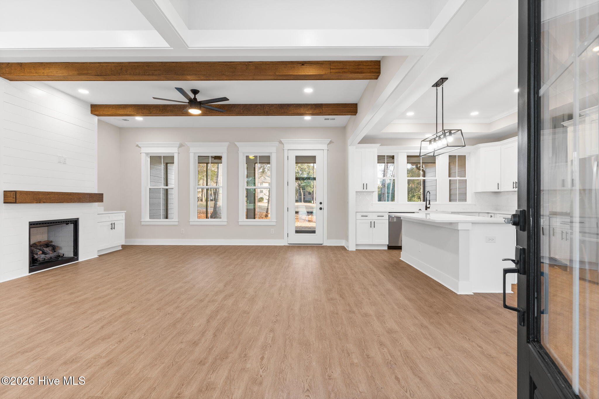 822 Shoreline Drive W