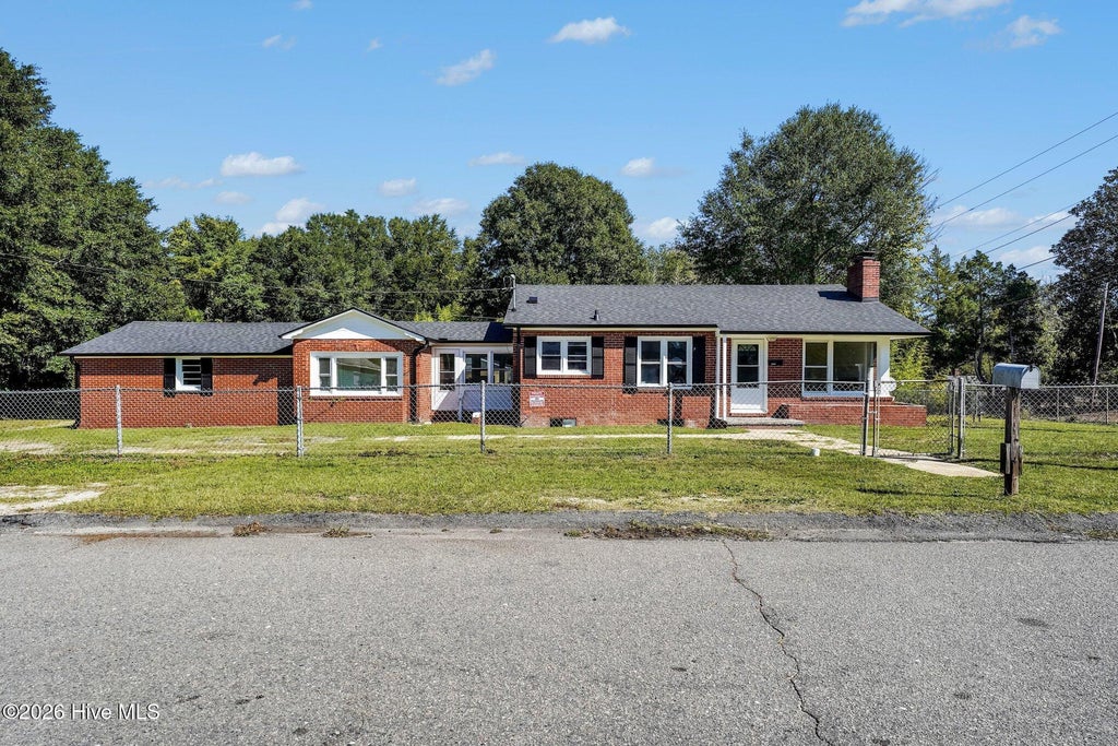Photo of 1009 W New Hampshire Avenue, Southern Pines, NC 28387 (MLS # 100610762)