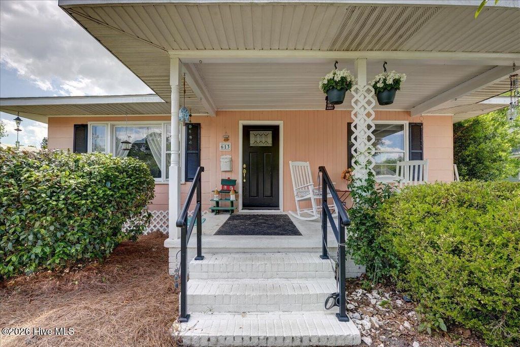 Photo of 613 Franklin Avenue, New Bern, NC 28560 (MLS # 100571778)