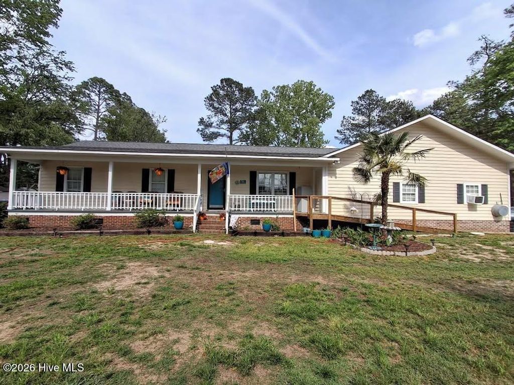 Photo of 11 Fayetteville Road, Elizabethtown, NC 28337 (MLS # 100569132)