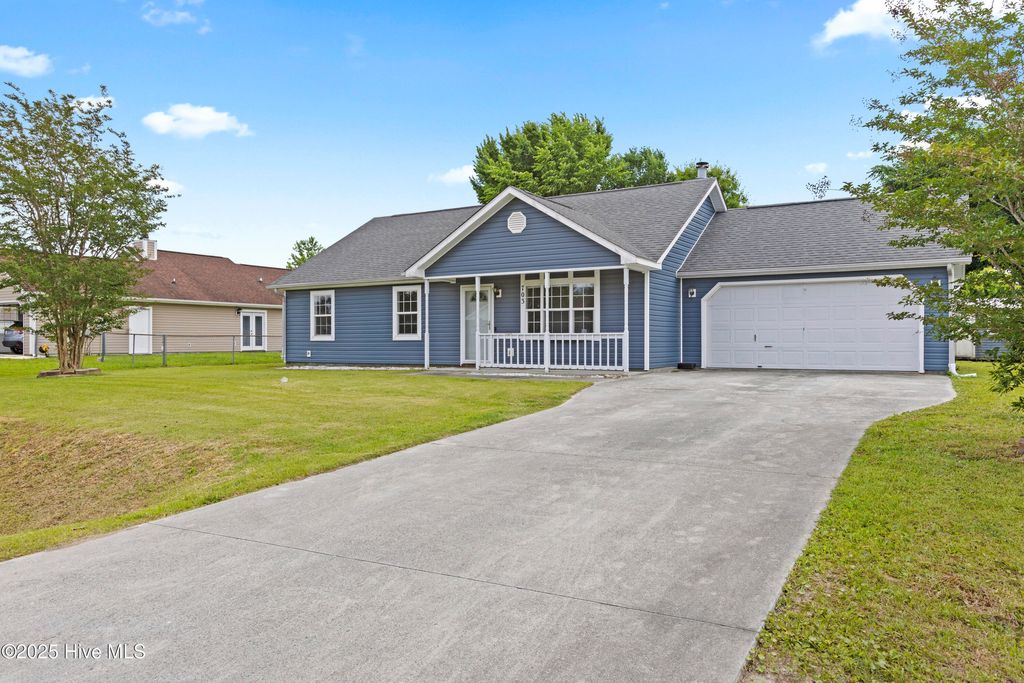 Photo of 703 Covington Court, Hubert, NC 28539 (MLS # 100587670)
