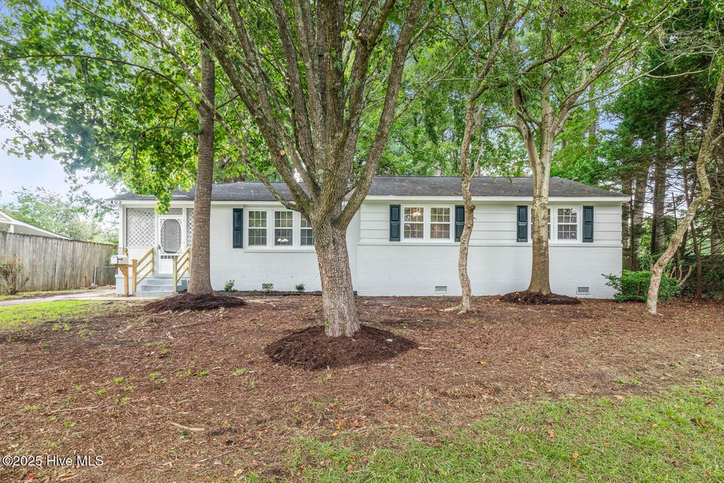 Photo of 402 Cheyenne Road, Jacksonville, NC 28540 (MLS # 100526700)