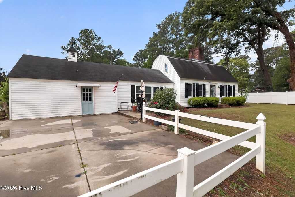 Photo of 206 Woodland Drive, Clinton, NC 28328 (MLS # 100575140)
