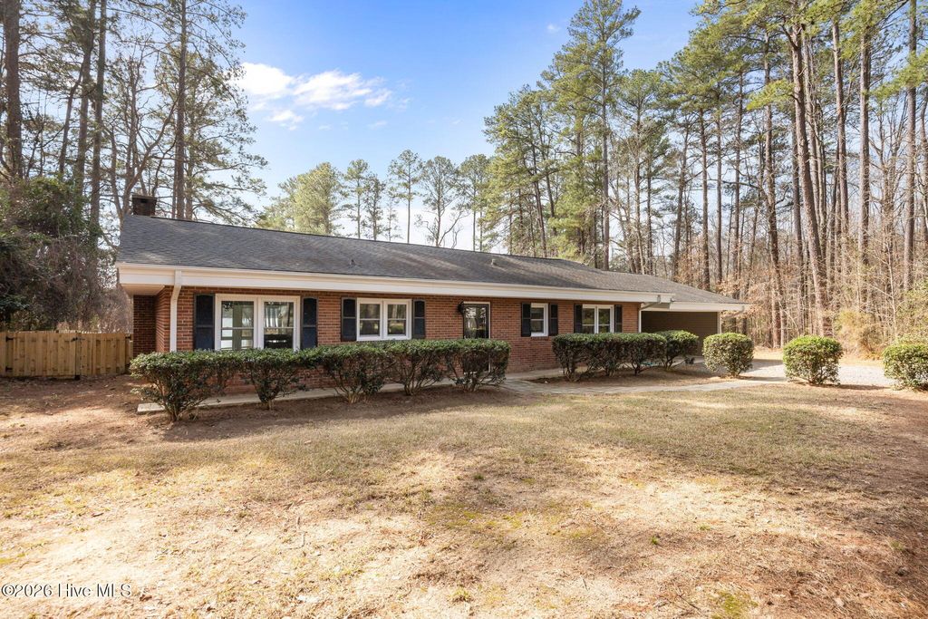 Photo of 117 Lakeview Drive, Whispering Pines, NC 28327 (MLS # 100560147)