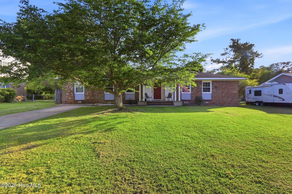 Photo of 607 Oakwood Avenue, Jacksonville, NC 28546 (MLS # 100575994)