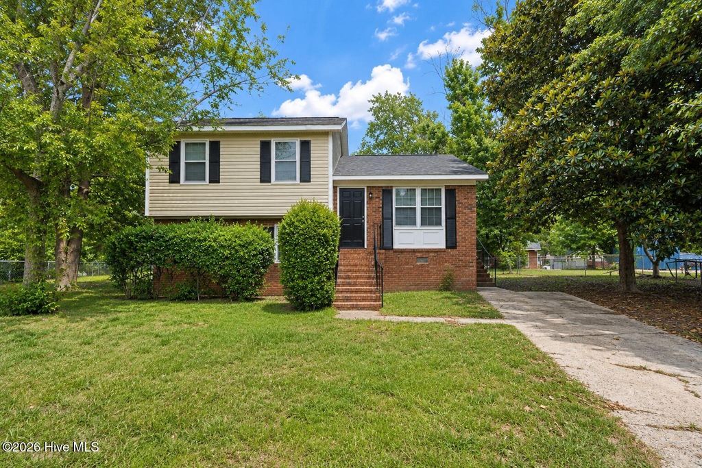 Photo of 2803 Shade Tree Drive, Fayetteville, NC 28306 (MLS # 100575087)