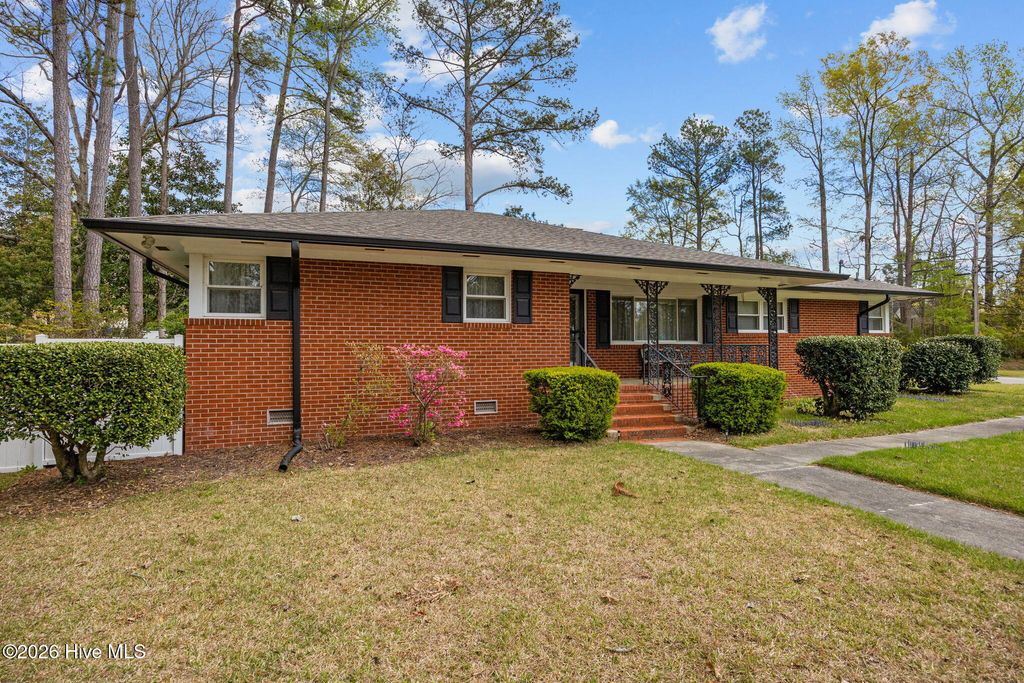 Photo of 302 Oak Drive, Washington, NC 27889 (MLS # 100563806)