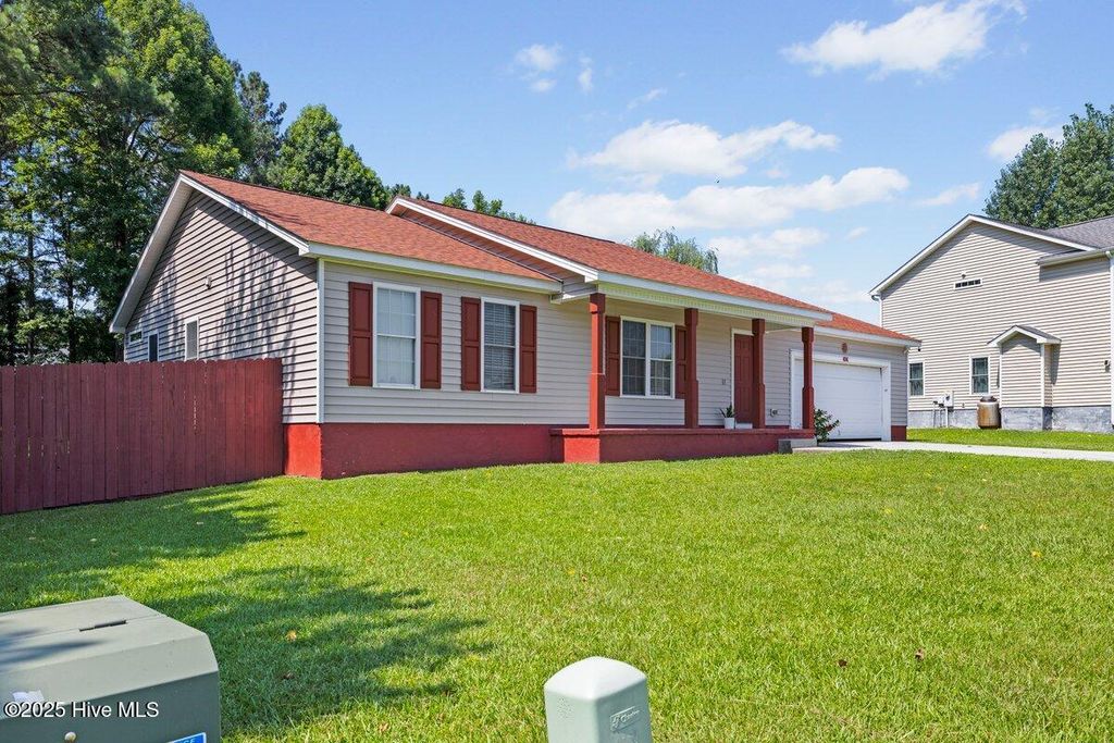 Photo of 404 Seahawk Court, Richlands, NC 28574 (MLS # 100534890)