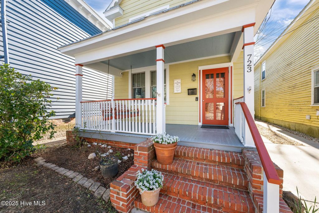 Photo of 723 Pollock Street, New Bern, NC 28562 (MLS # 100546712)