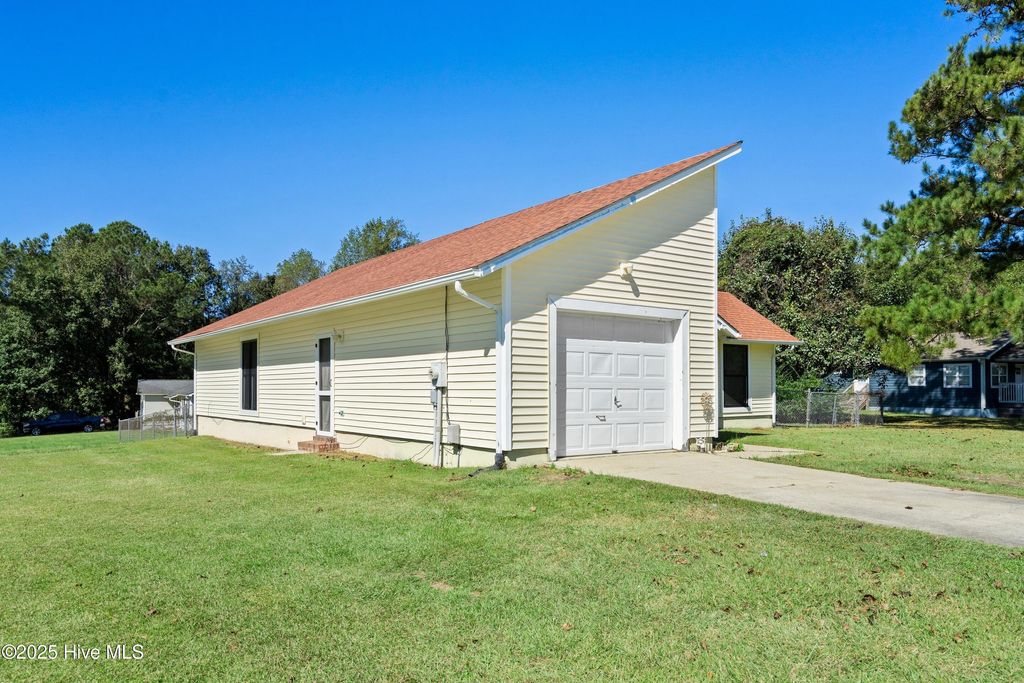 Photo of 100 Natalie Lane, Hubert, NC 28539 (MLS # 100537025)