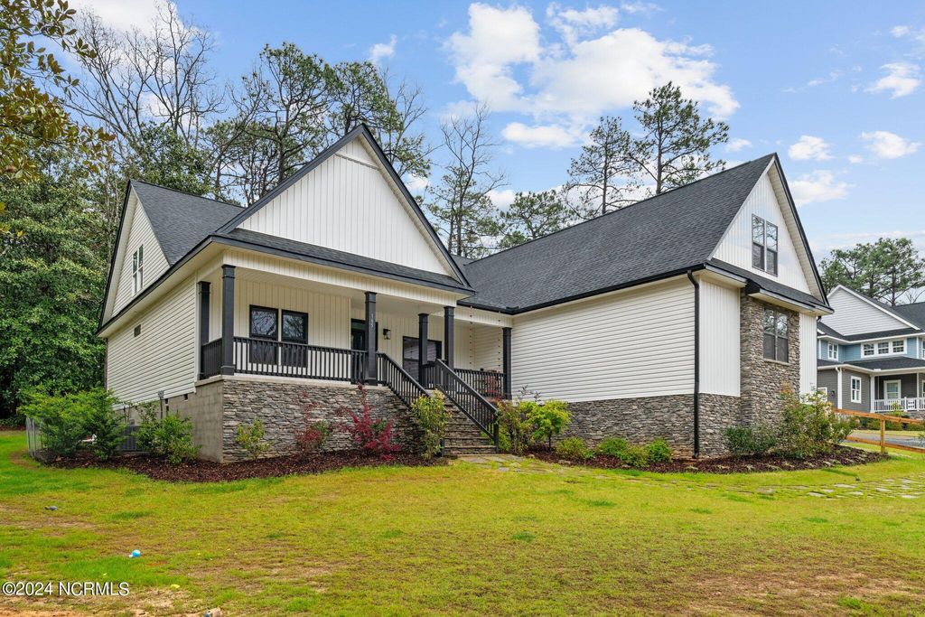 Photo of 165 Riding Lane, Southern Pines, NC 28387 (MLS # 100560951)
