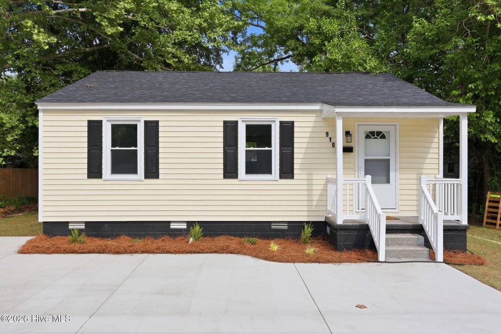 Photo of 910 Simmons Street, New Bern, NC 28560 (MLS # 100572442)
